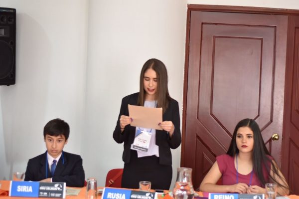 Delegados leyendo sus cartas.